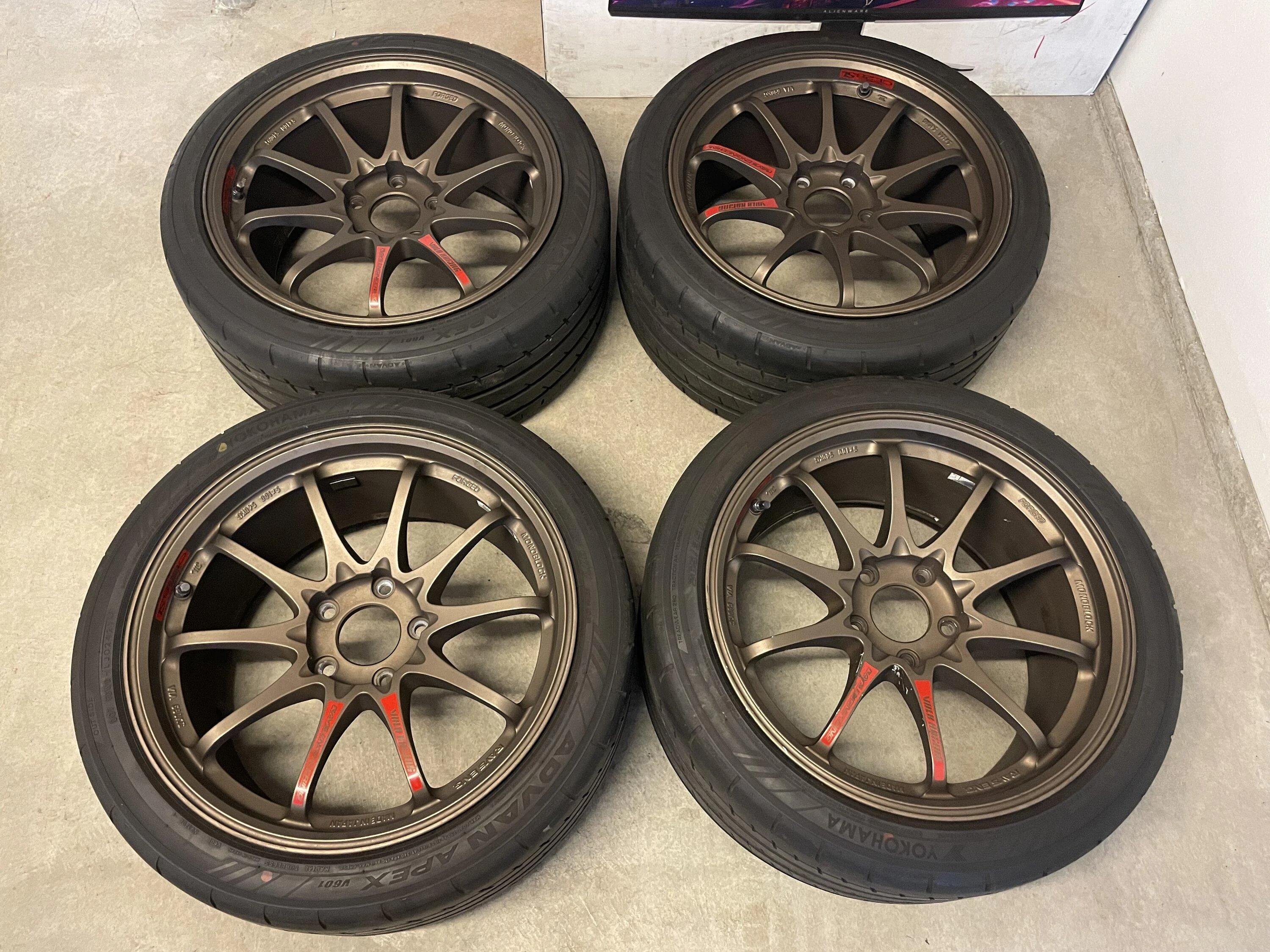 California - Rays Volks CE28SL 18x9.5 +44 / Advan Apex V601 265/35