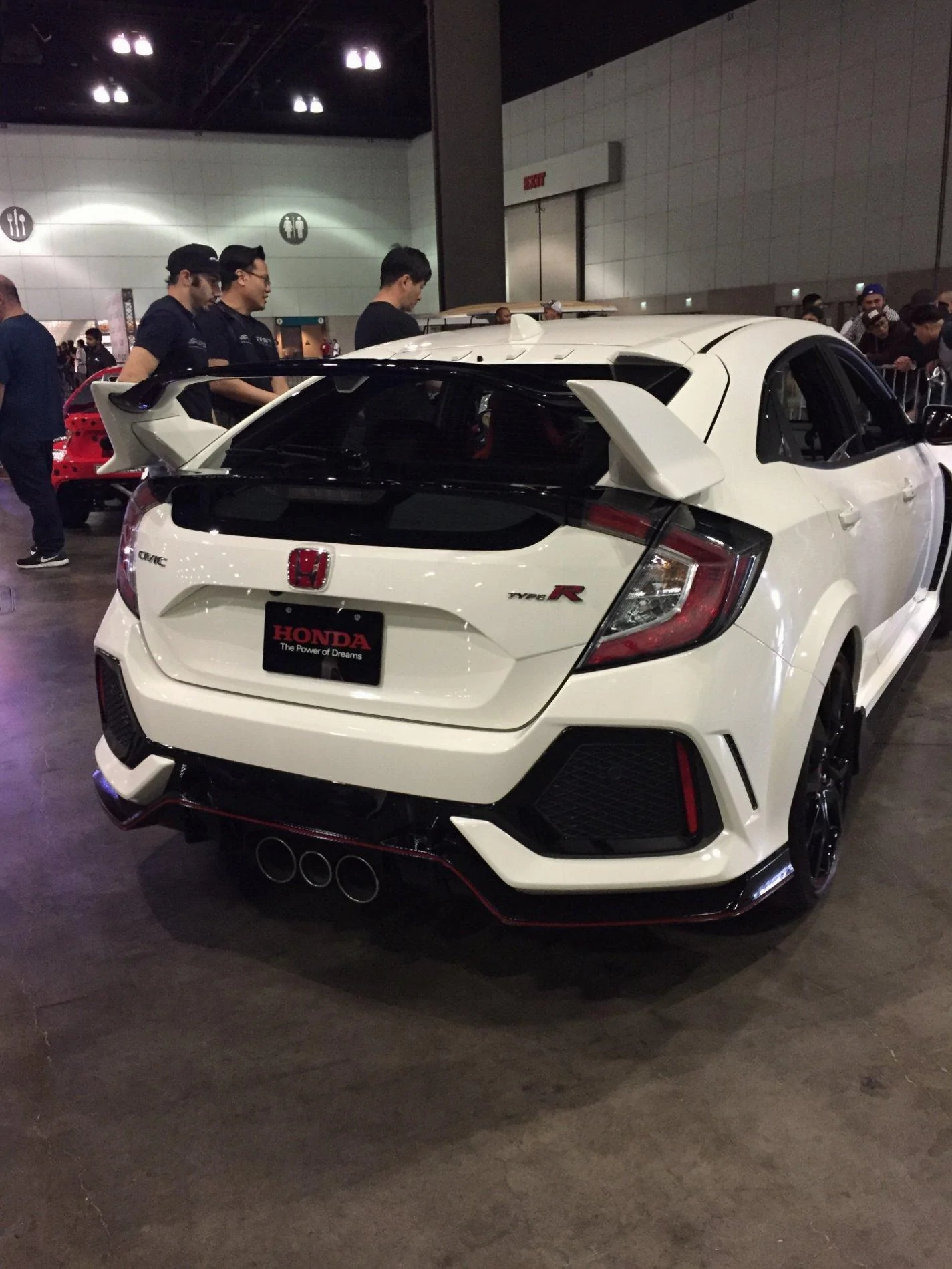 Civic Type R debuts in US at AutoCon. Claimed to be faster than 1st gen ...